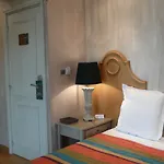 Hotel Le Petit Trianon Et Le Charme Des 2*