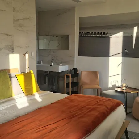 Le Petit Trianon Et Le Charme Des Hotel