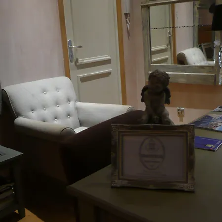 Hotel Le Petit Trianon Et Le Charme Des 2*