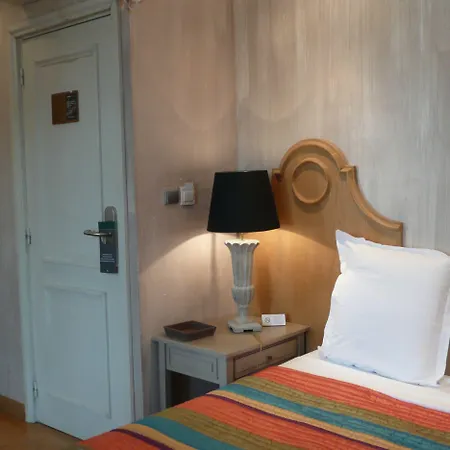 Hotel Le Petit Trianon Et Le Charme Des 2*