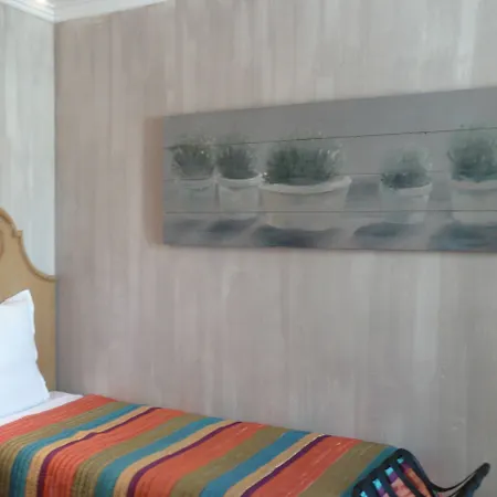 Hotel Le Petit Trianon Et Le Charme Des 2*