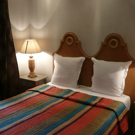 Hotel Le Petit Trianon Et Le Charme Des