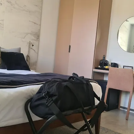 Hotel Le Petit Trianon Et Le Charme Des 2*