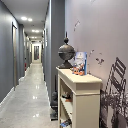 Le Petit Trianon Et Le Charme Des Hotel