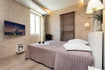 Hotel Le Petit Trianon Et Le Charme Des 2*