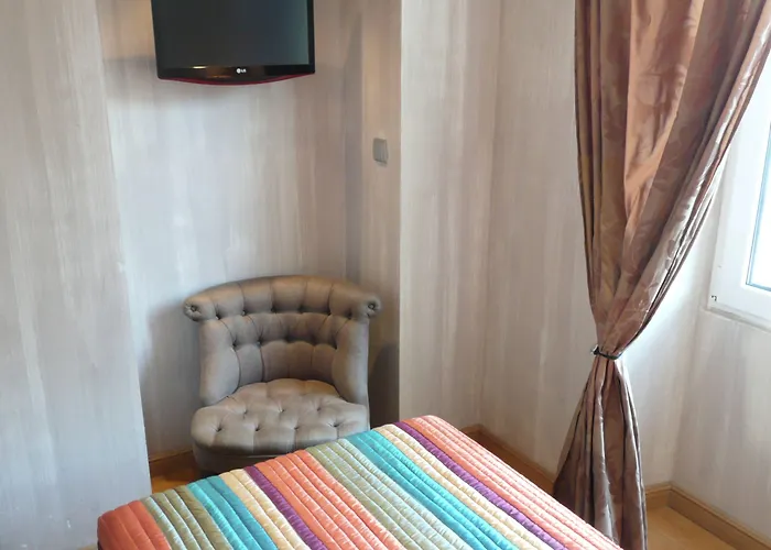 Hotel Le Petit Trianon Et Le Charme Des 2*