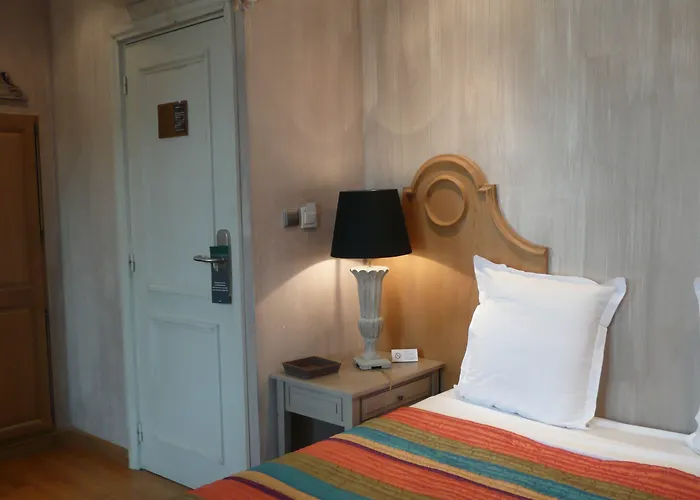 Hotel Le Petit Trianon Et Le Charme Des 2*