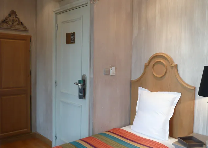 Hotel Le Petit Trianon Et Le Charme Des Nice