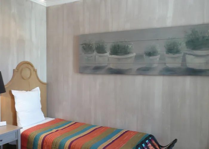 Hotel Le Petit Trianon Et Le Charme Des 2*