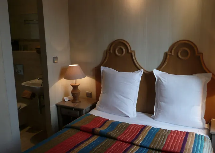 Hotel Le Petit Trianon Et Le Charme Des 2*