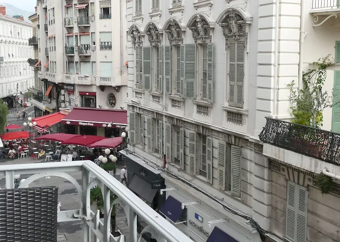 Hotel Le Petit Trianon Et Le Charme Des 2*