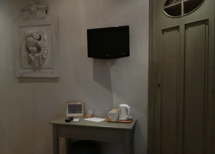 Hotel Le Petit Trianon Et Le Charme Des 2*