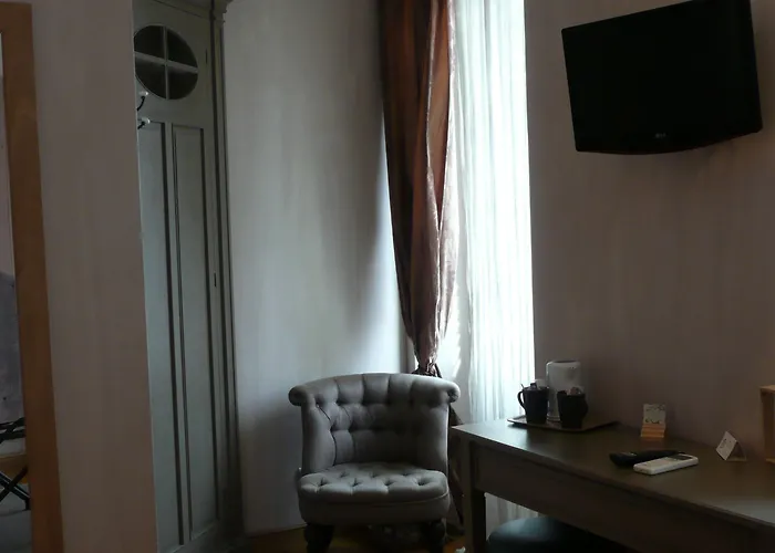 Le Petit Trianon Et Le Charme Des 2*