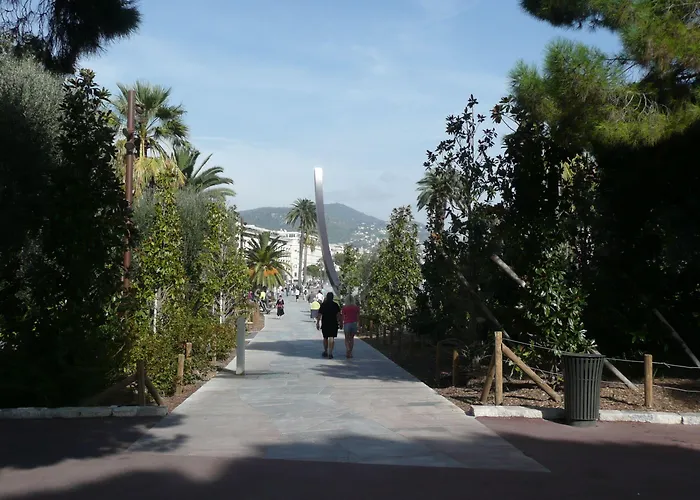 Hotel Le Petit Trianon Et Le Charme Des Nice