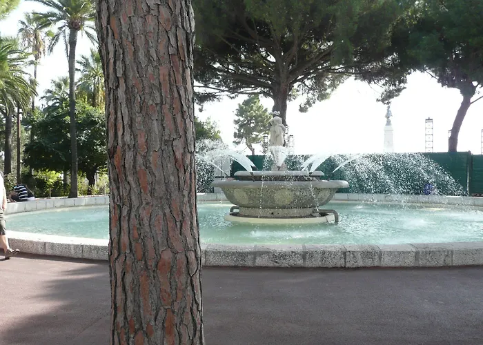 Le Petit Trianon Et Le Charme Des 2*