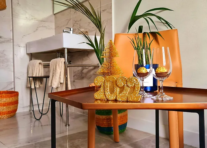 Hotel Le Petit Trianon Et Le Charme Des