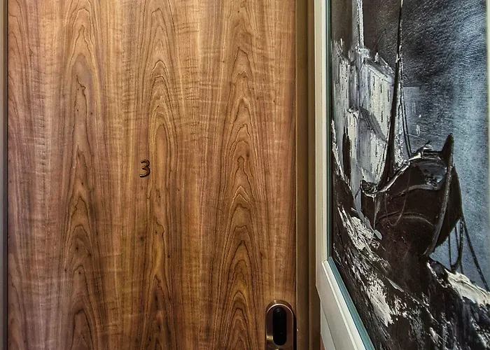 Hotel Le Petit Trianon Et Le Charme Des 2*