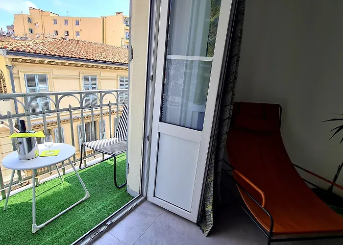 Le Petit Trianon Et Le Charme Des 2*