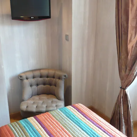 Hotel Le Petit Trianon Et Le Charme Des 2*