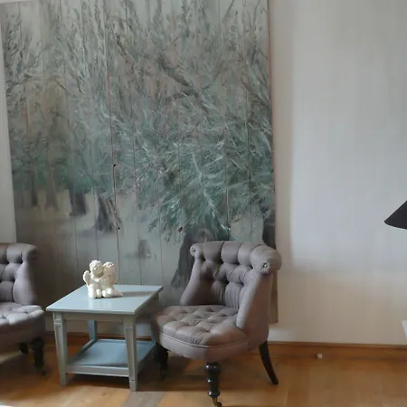 Hotel Le Petit Trianon Et Le Charme Des 2*