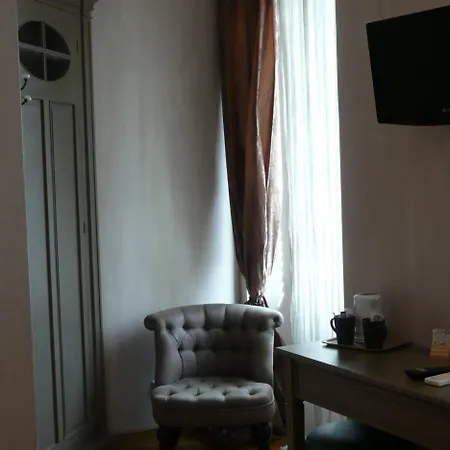 Le Petit Trianon Et Le Charme Des 2*