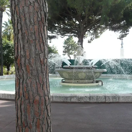 Le Petit Trianon Et Le Charme Des 2*