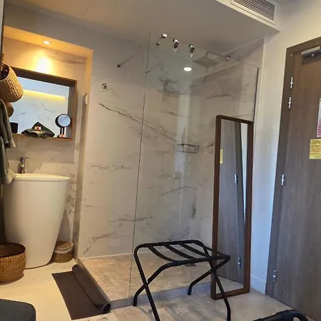 Hotel Le Petit Trianon Et Le Charme Des 2*