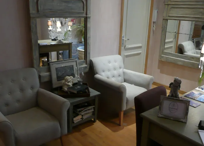 Le Petit Trianon Et Le Charme Des 2* Niza