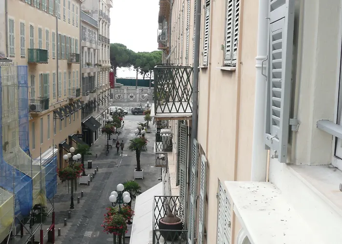 Le Petit Trianon Et Le Charme Des Hotel Niza