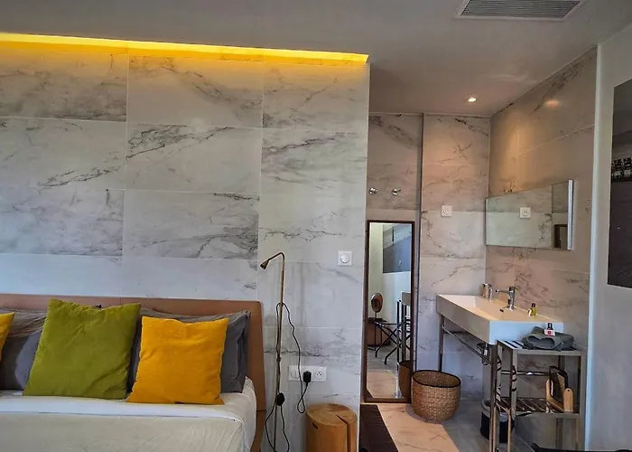 Le Petit Trianon Et Le Charme Des 2*