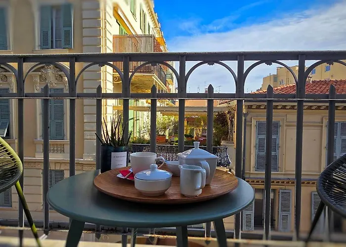 Le Petit Trianon Et Le Charme Des Hotel