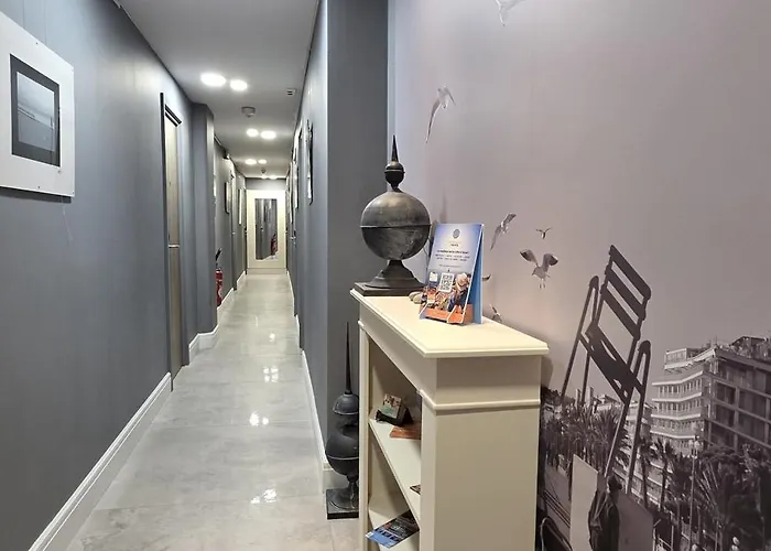 Le Petit Trianon Et Le Charme Des Hotel