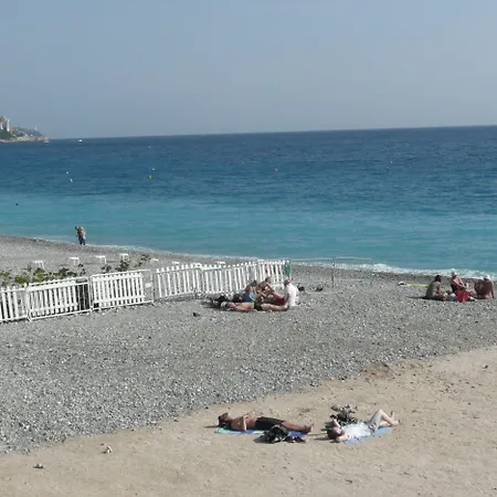 Отель Le Petit Trianon Et Le Charme Des 2*