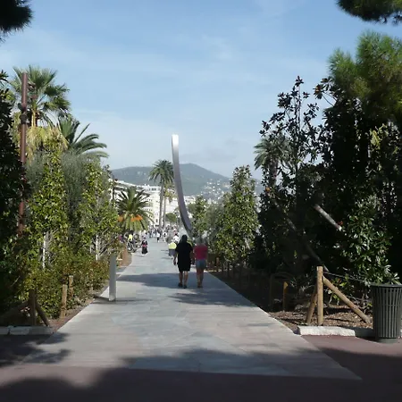Отель Le Petit Trianon Et Le Charme Des Ницца
