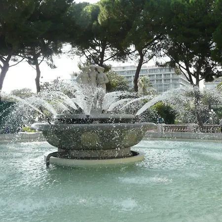 Le Petit Trianon Et Le Charme Des Отель 2*