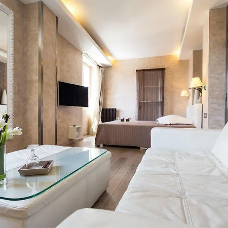 Le Petit Trianon Et Le Charme Des Hotel Nizza